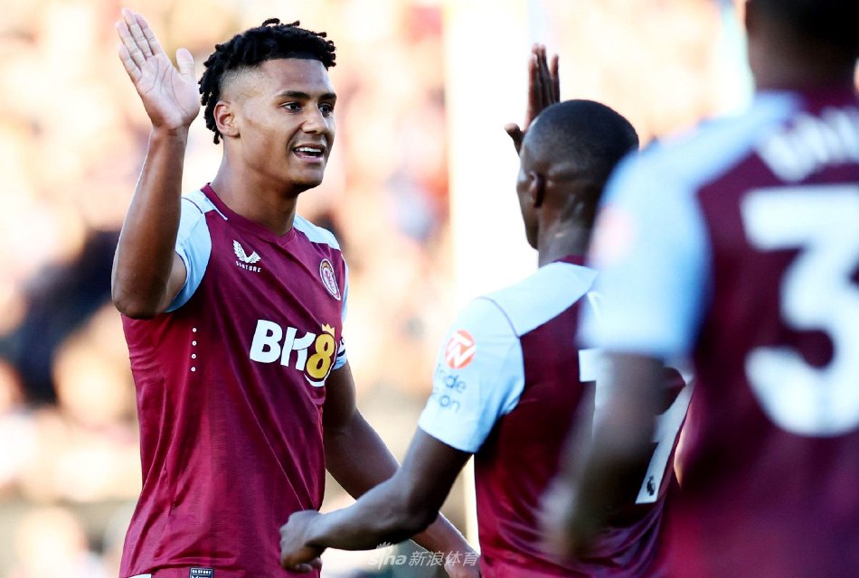 维尼修斯禁区倒地+后续突破被绊倒索要犯规，裁判均未有表示